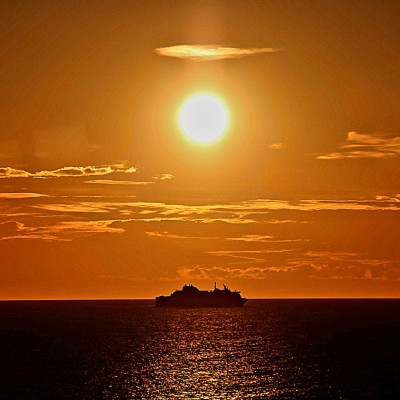 Veerboot vaart uit bij zonsondergang