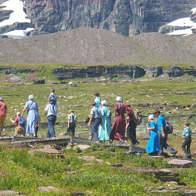 Uitje Amish-familie naar Logan Pass in Glacier National Park USA.