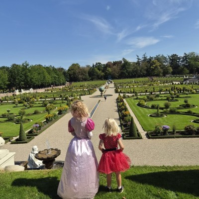 Onze prinsesjes bewonderen de paleistuin van 't Loo