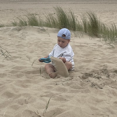 Kleinzoon op strand