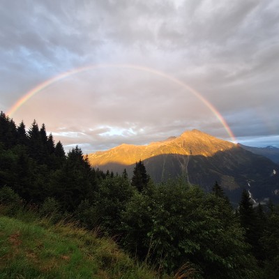 Regenboog in de bergen