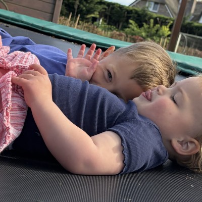 Broer-zus-liefde in de avondzon