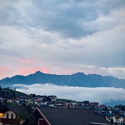 Waar Bergen Verdwijnen in de Wolken