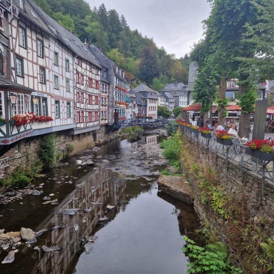De rivier de Rur (Roer), die door de oude kern van Monschau stroomt