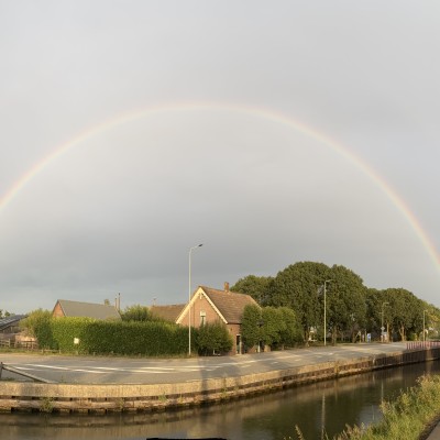 Ouderlijk huis onder mooie regenboog