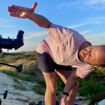 Een bijzondere zonsverduistering op de hand