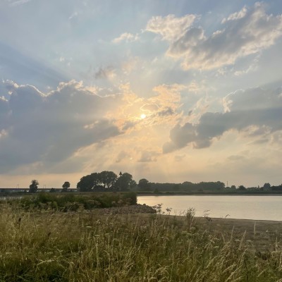 Zomerse zonsondergang bij de Lek