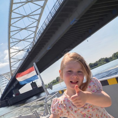 Kleindochter voor het eerst op de pont