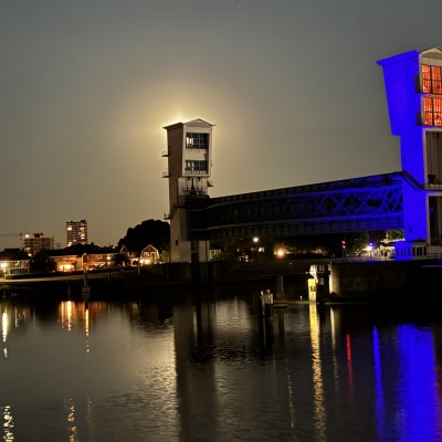 Algerabrug met verscholen volle maan te Capelle aan den IJssel