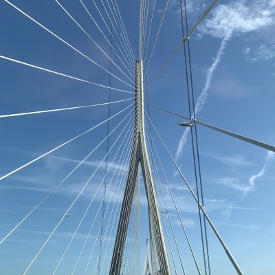 Via de Pont de Normandie over de Seine naar onze favoriete vakantiebestemming.
