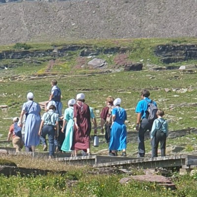 Uitje Amish-familie naar Logan Pass in Glacier National Park USA.