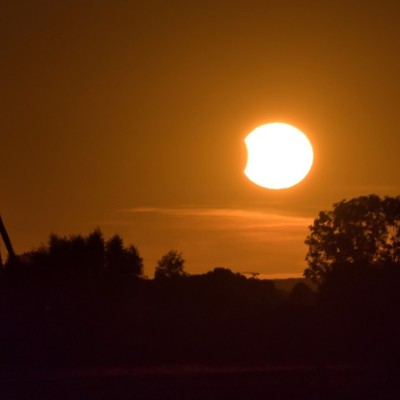 Kinderdijk, zonsverduistering vlak voor zonsondergang.