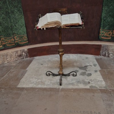 Groot liturgisch koorboek/kerkelijk dienstboek in katholieke kerk.