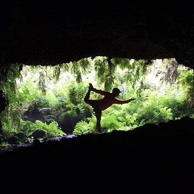 Yoga Danserspose in grot uitgang