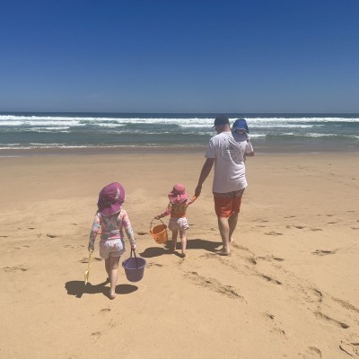 Aan de hand van papa lopend naar de zee in Australie
