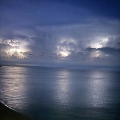 Onweer boven een meer