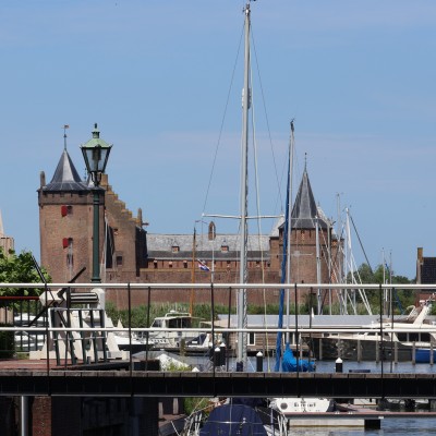 Kasteel Muiderslot van een afstandje.