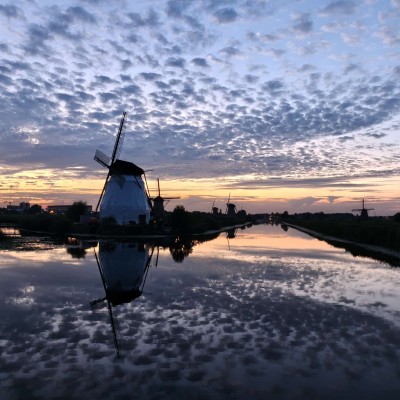Waar de Hollandse lucht en het water elkaar ontmoeten in een perfecte spiegeling.