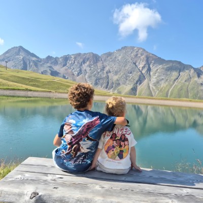 Genieten van de natuur, broer en zus