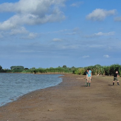 Schatzoeken aan de rivier de Lek