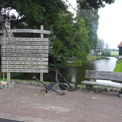 Weerbericht en leugenbankje.