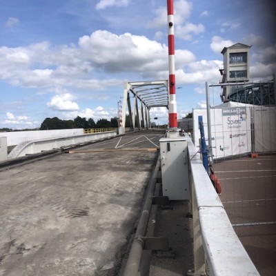 Het is stil aan de overkant