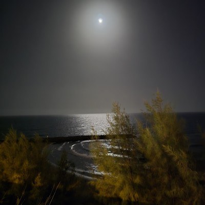 Volle maan op het water