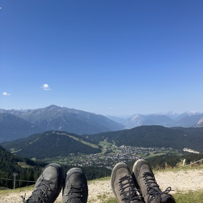 pauze tijdens een wandeling in de bergen in Oostenrijk