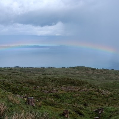 Isle of Skye-regenboog in zee