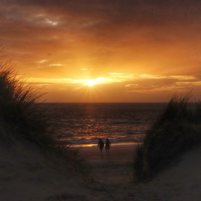 Strandwandeling bij zonsondergang