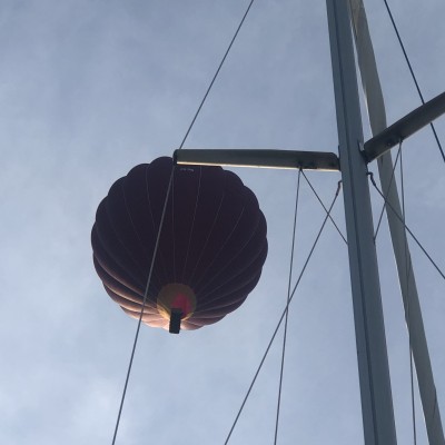 Ballon en zeilboot ontmoeten elkaar op de Lek bij Lopik