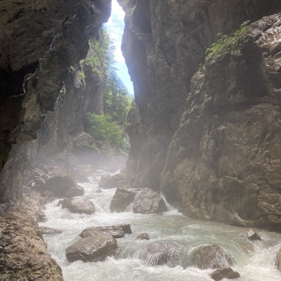 Wandelen door een Klamm in Garmisch