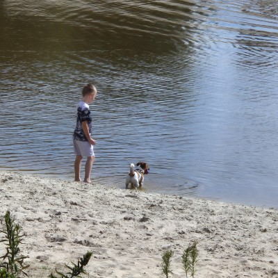 De jongste met zn beste vriend bij het water