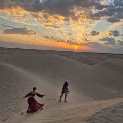 Sandboarding in de woestijn