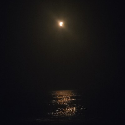 Zonsverduistering op het strand