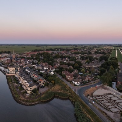 Ouderkerk in de avondzon