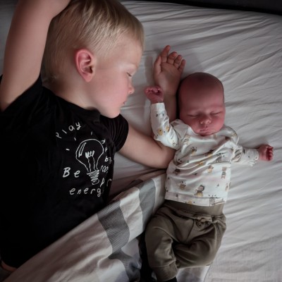 Ties doet een dutje met zijn broertje Finn van 1 week oud.