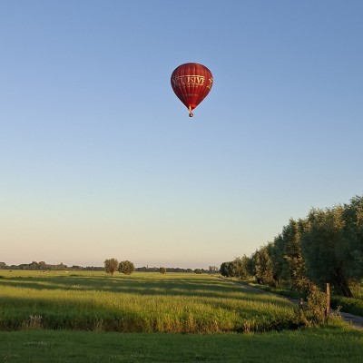 Een prachtige zomeravond voor deze luchtballon met passagiers