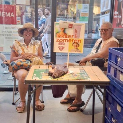 Hé he even zitten, winkelen in de vakantie