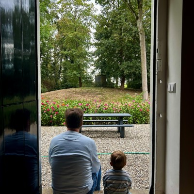 Opa en kleinzoon aanschouwen de beginnende regen