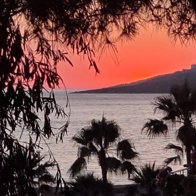 Zonsondergang vanaf een terras in Sarandë in Albanië