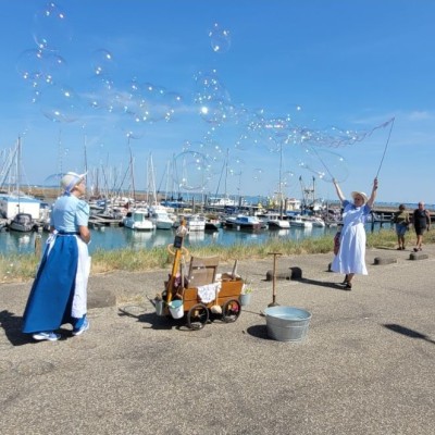 Bellenblaasdames op braderie Colijnsplaat