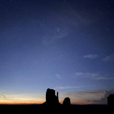 Magische nachthemel boven Monument Valley