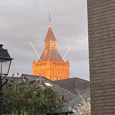 Zon verlicht kerktoren.